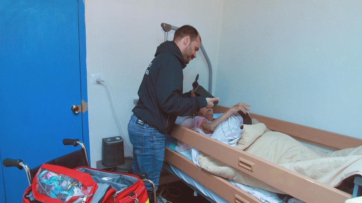 Enfermería a domicilio que educa en salud y apoya al cuidador en el rural.