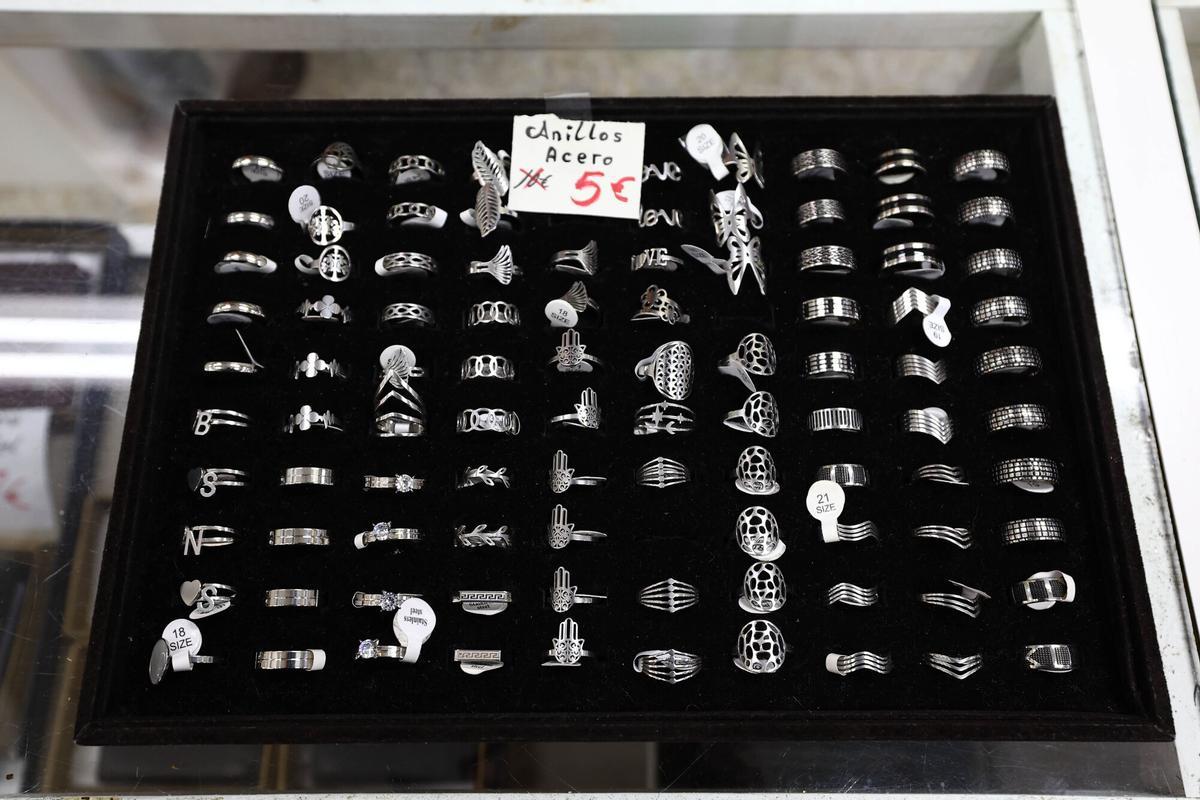 Regalos Izquierdo-Tello,  la tienda de toda la vida que dice adiós al barrio de Torrero: "Estamos aquí desde que se vendía a la antigua"