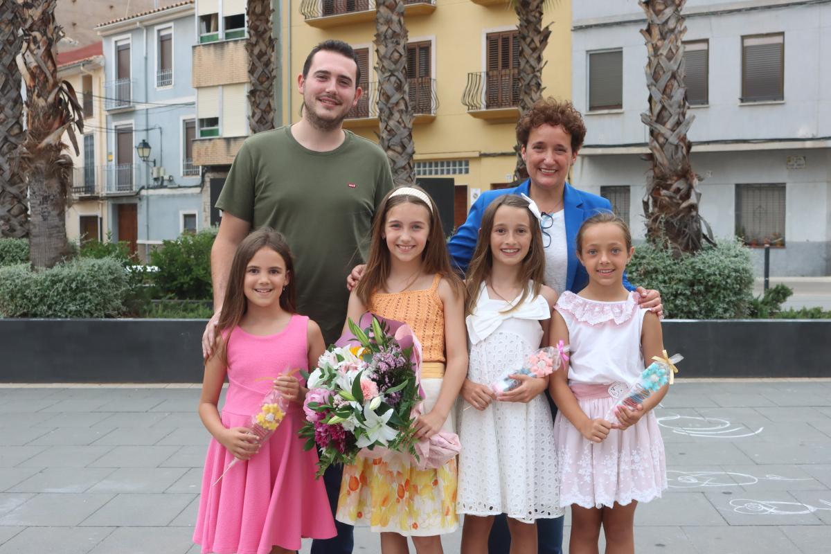 La alcaldesa, Carmina Ballester; el concejal de Fiestas, Sergio Puig; y las jóvenes que conformar la corte de honor infantil.