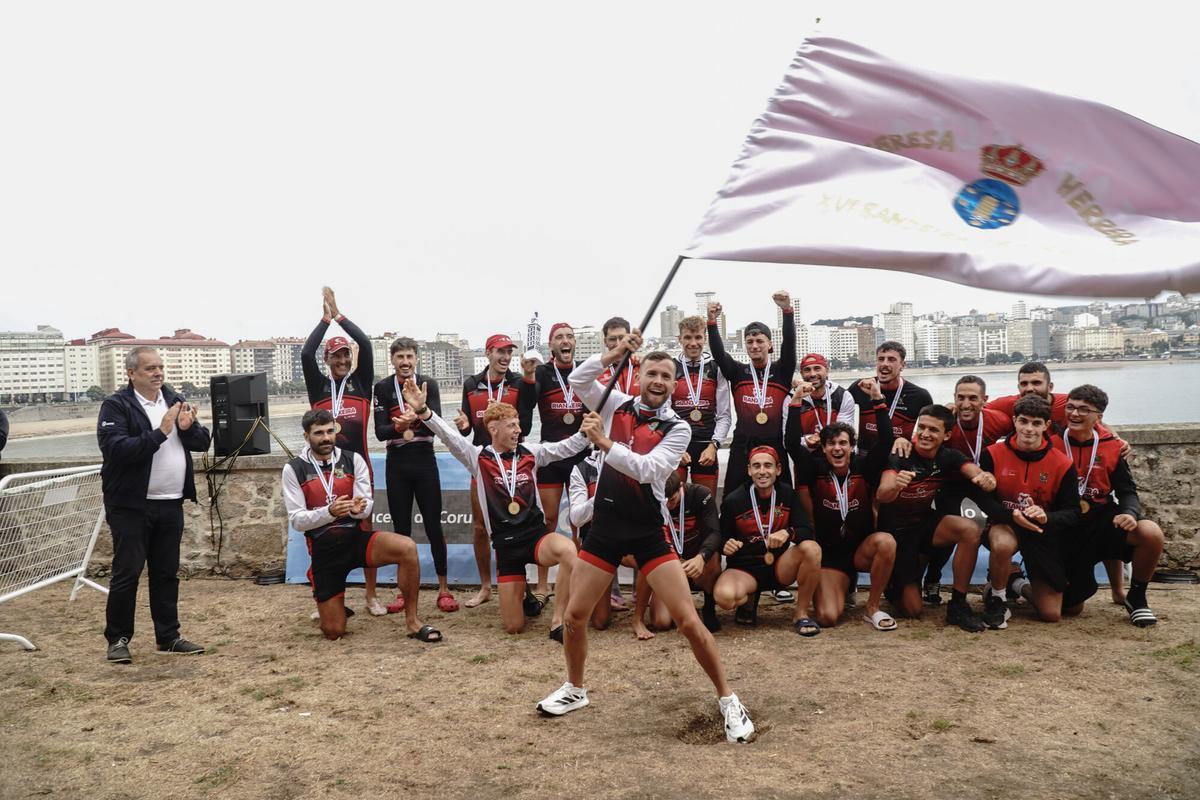 El CR Cabo da Cruz, en la categoría masculina, y el CR Salgado-Perillo, en la femenina resultaron ganadores del Trofeo Teresa Herrera de Traineras disputado este fin de semana en la ensenada del Orzán. El CR Cabo da Cruz, en la categoría masculina, y el CR Salgado-Perillo, en la femenina resultaron ganadores del Trofeo Teresa Herrera de Traineras disputado este fin de semana en la ensenada del Orzán.