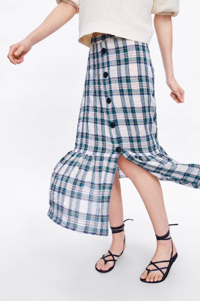 Falda con estampado de cuadros, de Zara