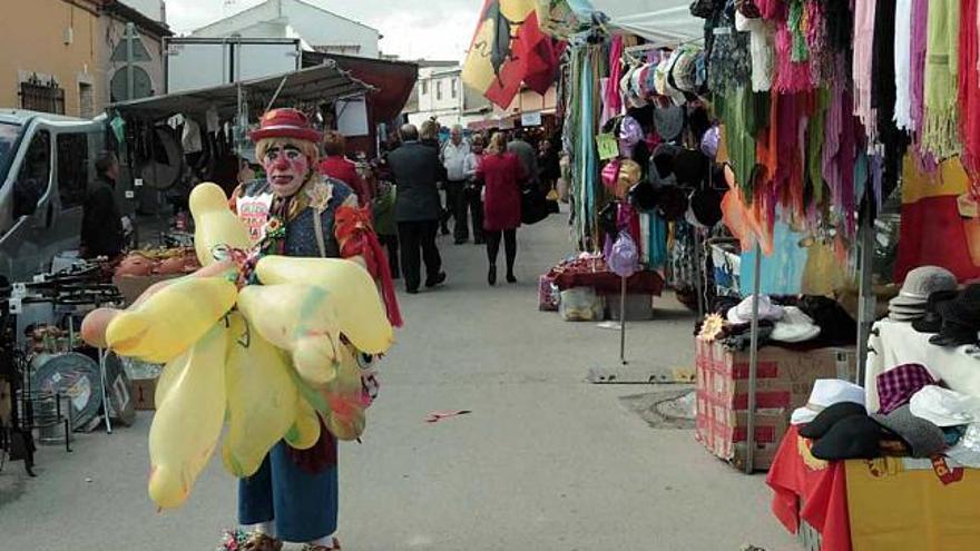 Puestos que se instalan durante estos días con motivo de las fiestas en honor a Santa Águeda, a quien se le profesa, como muestra la imagen de la derecha, gran fervor y cariño popular