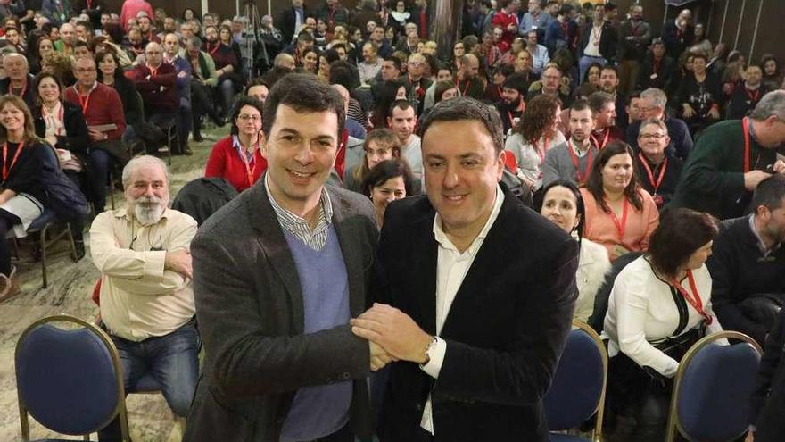 Caballero y Valentín González Formoso, ayer, en la clausura del congreso del PSOE en la provincia de A Coruña.