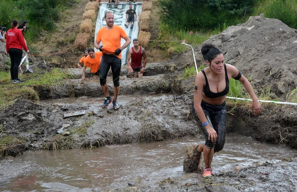 Más de 2.500 corredores se pusieron a prueba en la exigente carrera de obstáculos disputada en Pontevedra