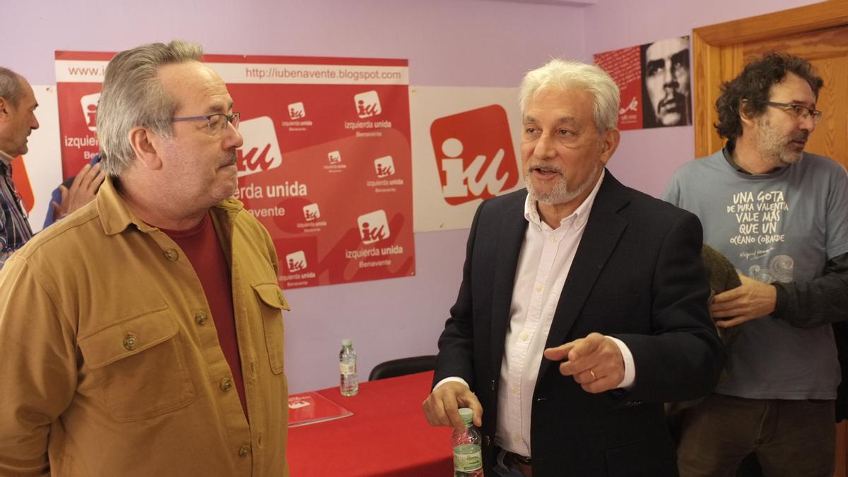 Manuel Burón conversa con Francisco Guarido.