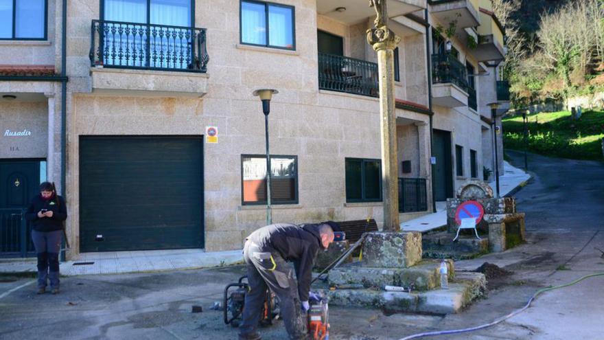 Los arqueólogos constatan que el vial oculta parte de la base original del cruceiro de Enleito