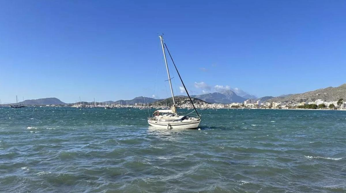 Eines der verlassenen und gestrandeten Seegelboote in der Bucht von Pollença.