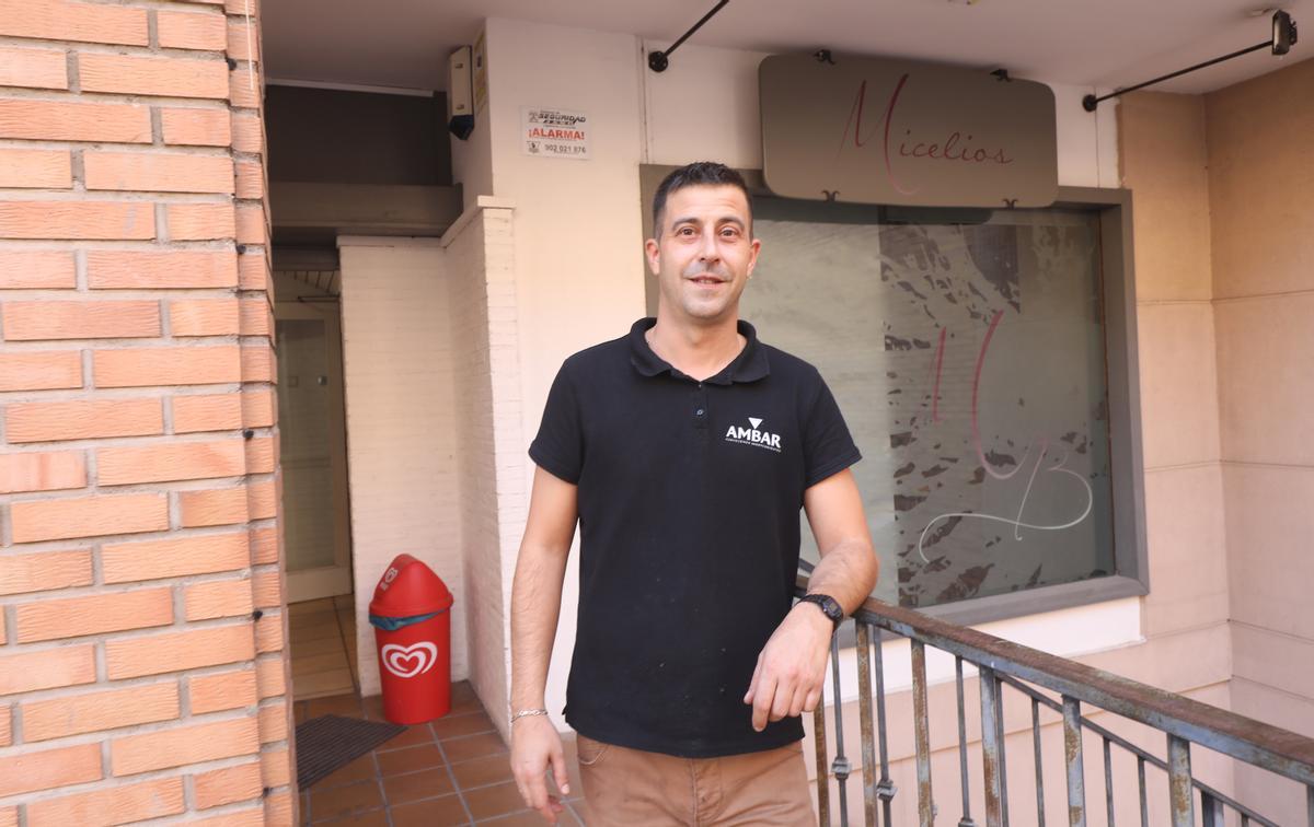 Manuel Barrado, en la entrada del gastrobar Micelios que regenta