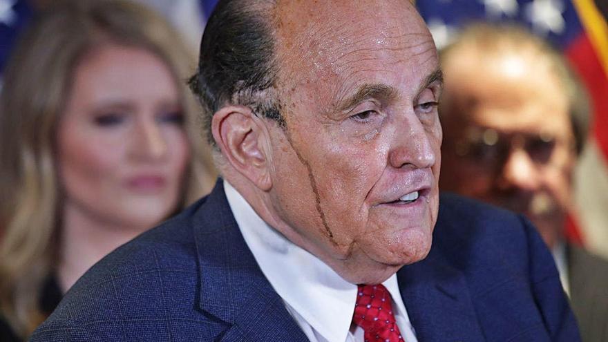 L&#039;advocat de Trump, Rudy Giuliani, suant part del tint que utilitza habitualment.