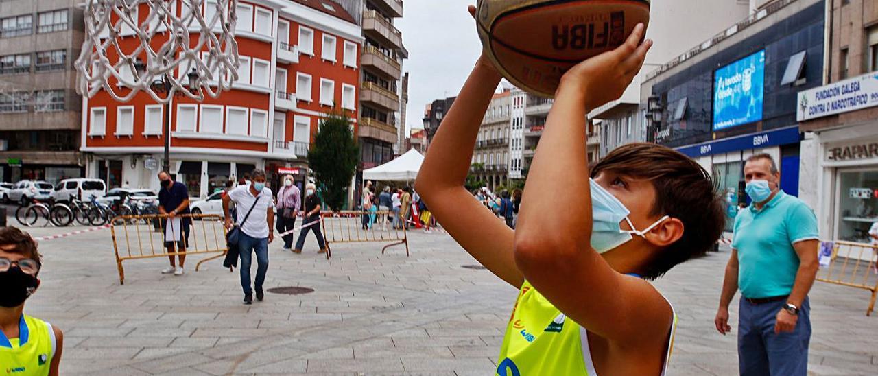 Una de las actividades desarrolladas ayer en la plaza de Galicia de Vilagarcía.   | // IÑAKI ABELLA