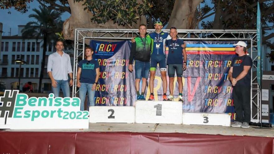 El alzireño Valencia suma su noveno autonómico de triatlón con 58 años
