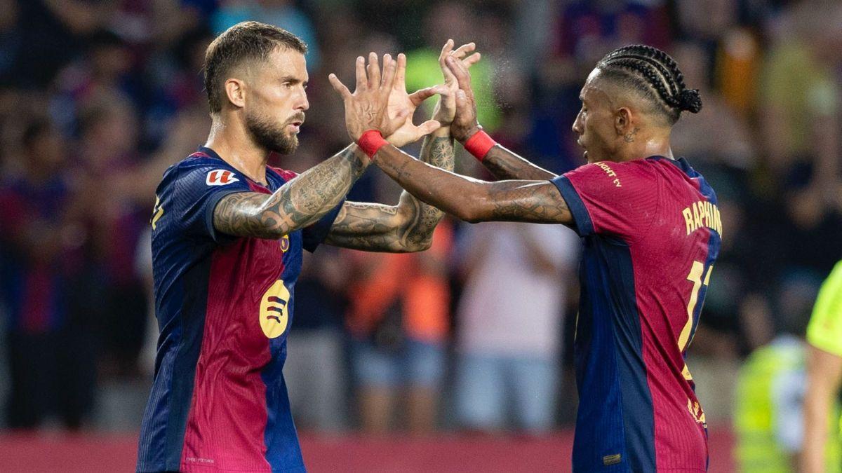 Iñigo Martínez celebra la victoria con Raphinha