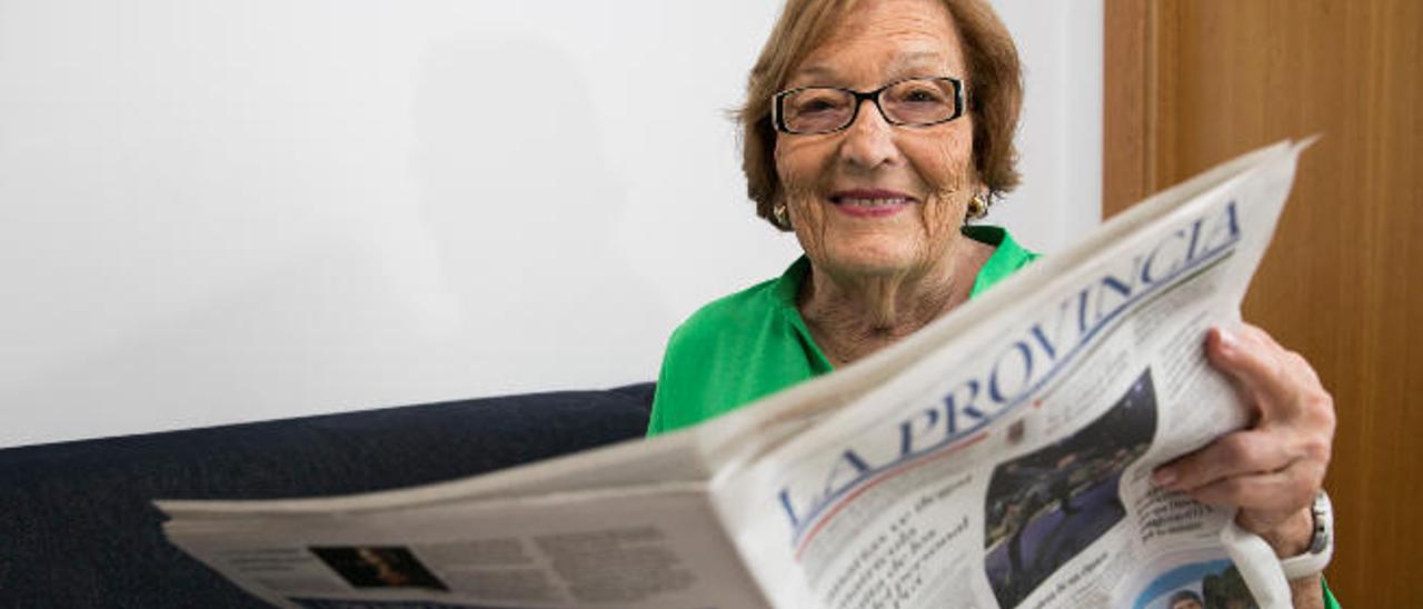 Marina Alonso, con LA PROVINCIA del pasado domingo, donde se contaba la historia de Santiago Alcaraz.