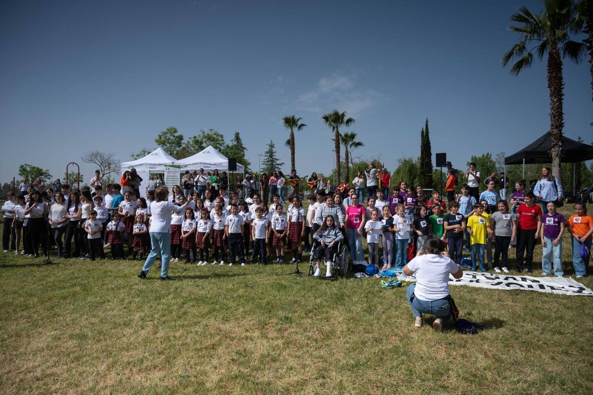 Fotogalería | Miles de niños bailan folklore en Badajoz para reivindicar la identidad y tradición extremeña