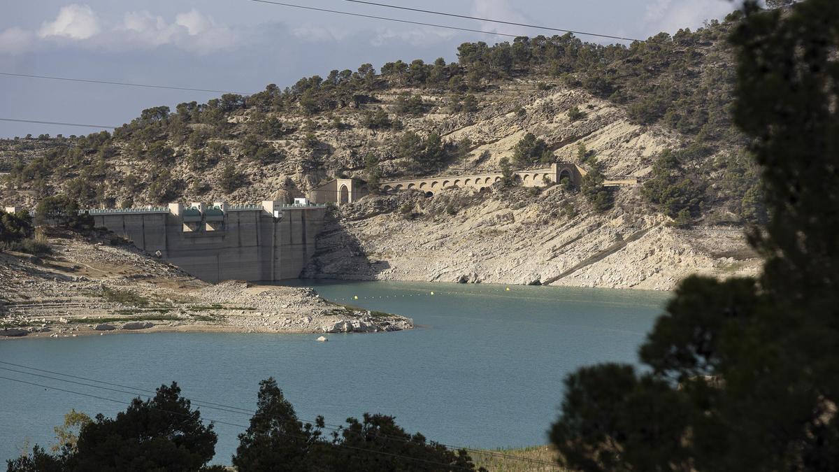 El embalse de Amadorio en la Marina Baixa apenas almacena 2,4 hectómetros de los 15 de capacidad tras las lluvias