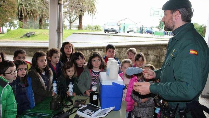 Escolares de Castropol en una exhibición de la Guardia Civil.