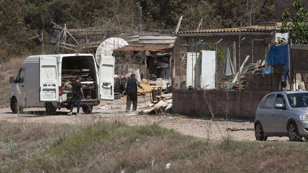 Intensa actividad en la previa de que la maquinaria arrase las últimas parcelas ocupadas.