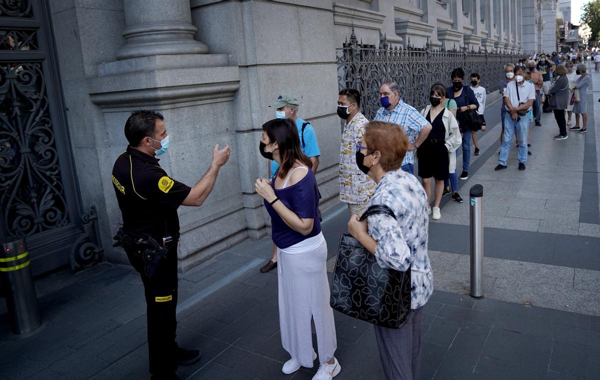 Colas de personas para cambiar pesetas por euros en el Banco de España.