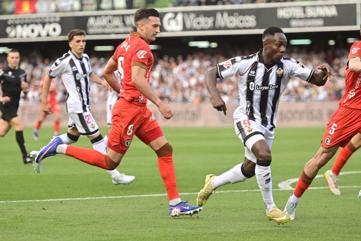 Ousmane Camara, ingresando en el área rival