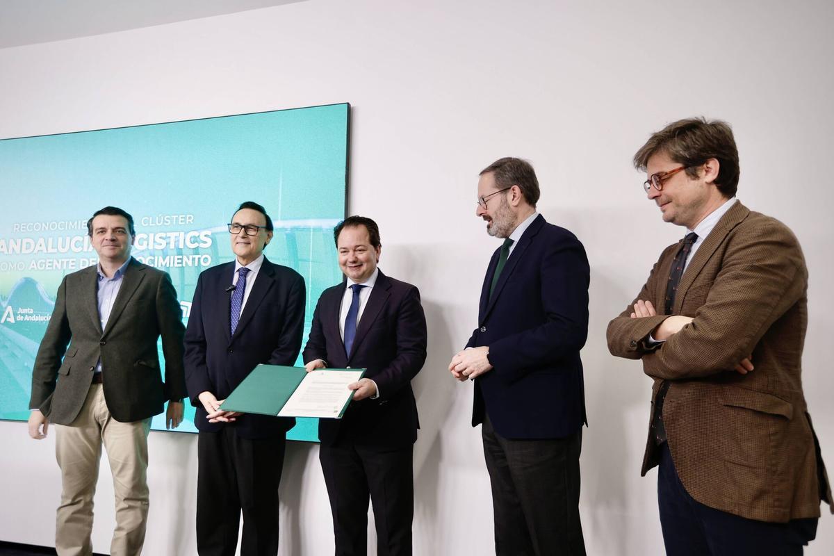 El consejero de Universidad, Investigación e Innovación, José Carlos Gómez Villamandos, entrega en Córdoba la resolución de la inscripción del Clúster Andalucía Logistics como agente del conocimiento andaluz al presidente del mismo, Miguel Ángel Tamarit
