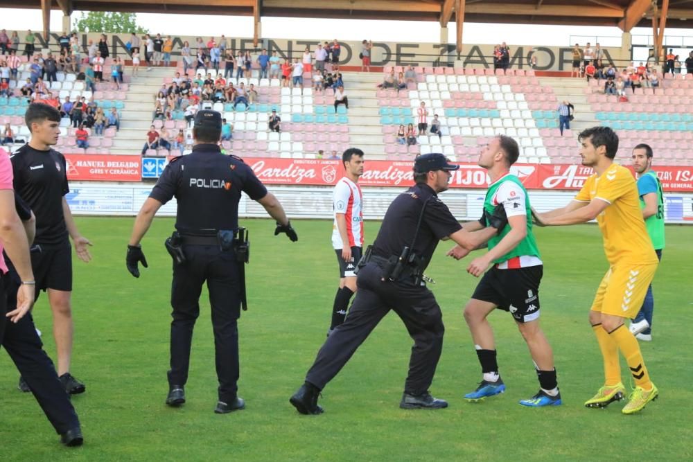 Los jugadores del Zamora CF lamentan la derrota