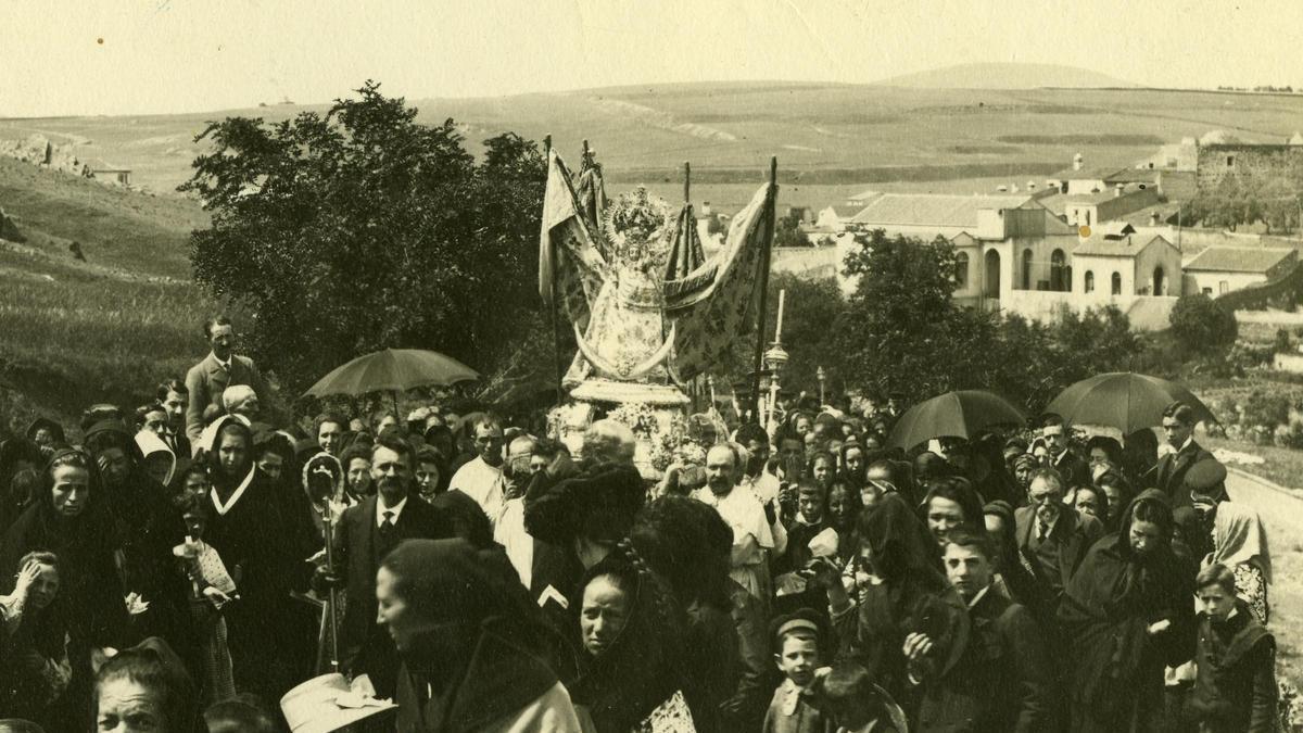 Procesión de la Virgen de la Montaña a principios del siglo XX.