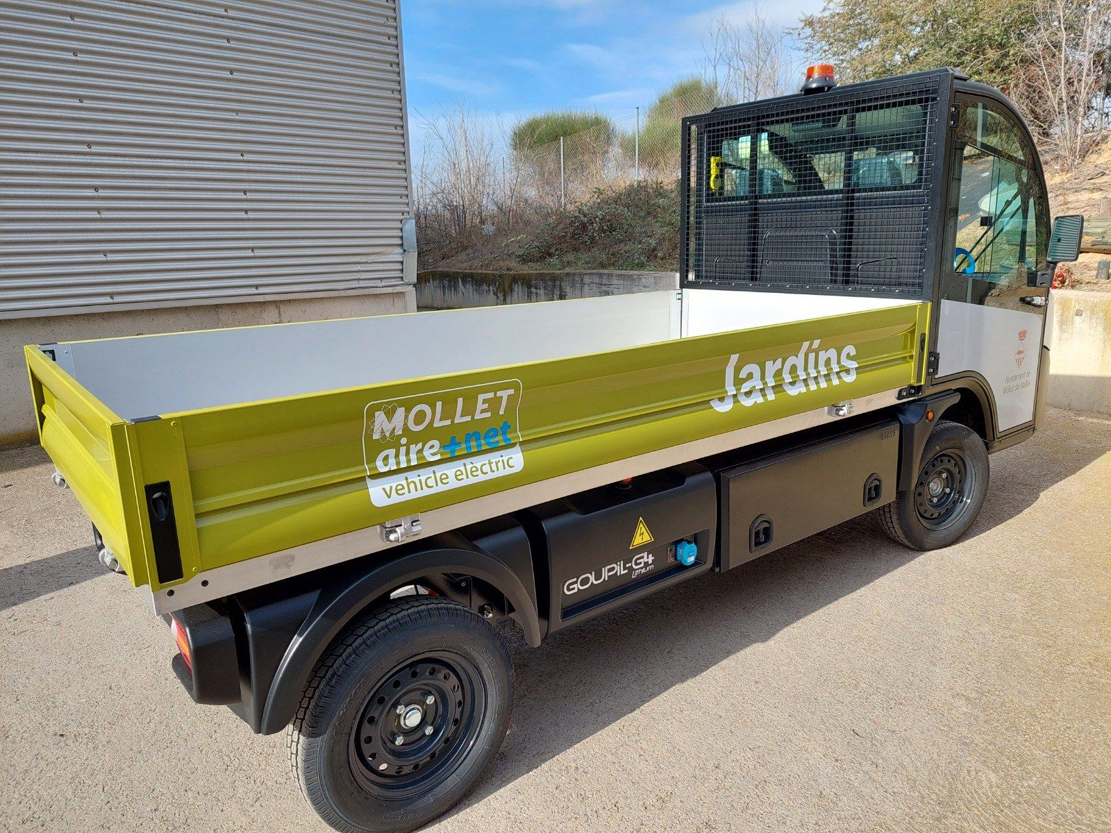 Nuevo vehículo eléctrico estilo pick-up para la flota de la brigada de Parques y Jardines de Mollet