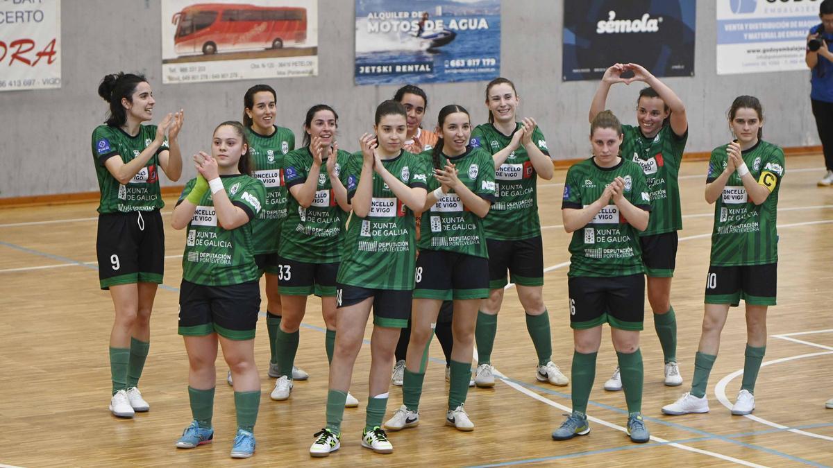 La plantilla del Bembrive agradece el apoyo de la afición ante el Rivas.