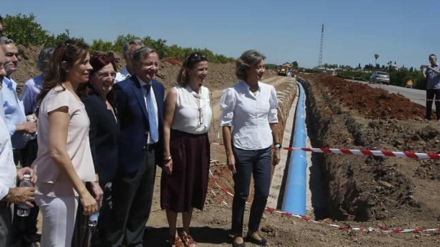 La ministra Isabel García Tejerina durante su visita a las obras del sector 23 en Algemesí.