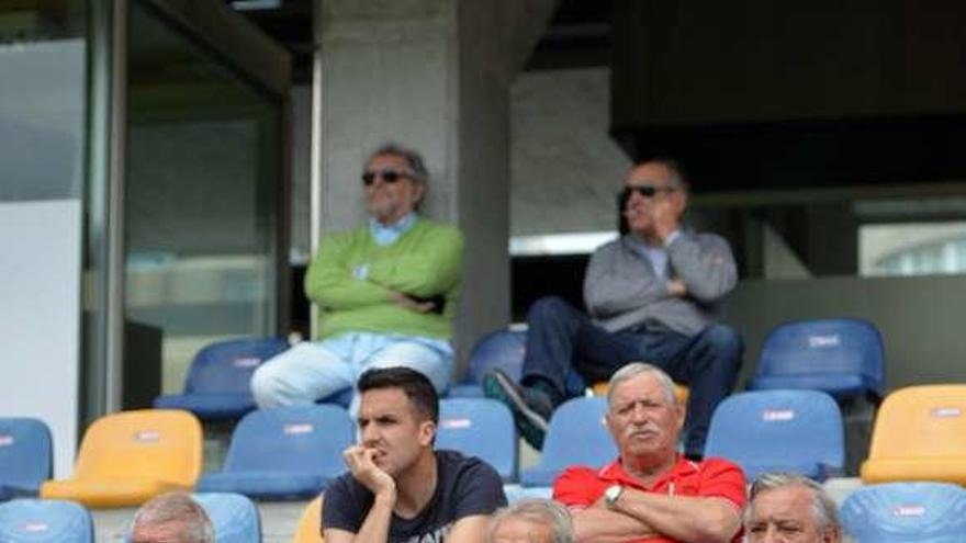 Aficionados viendo el entrenamiento de ayer. // Gustavo Santos