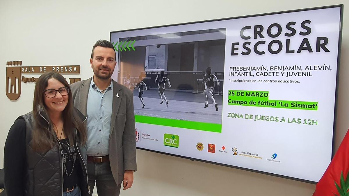 Fernando Gómez, concejal de Deportes y Educación del Ayuntamiento de Elda, y Aida Mejías, integrante del Consejo Local de Deporte Escolar.