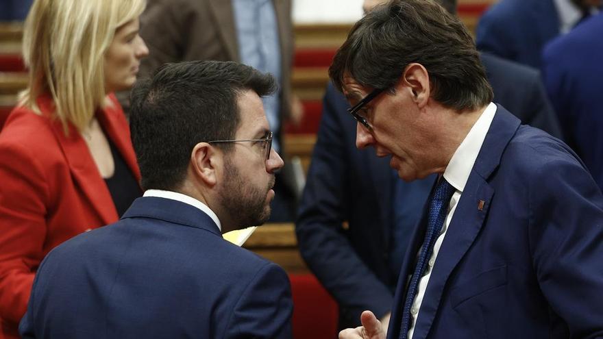 El presidente de la Generalitat en funciones, Pere Aragonès, y el líder del PSC, Salvador Illa, en un pleno del Parlament