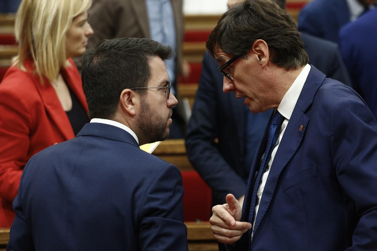 El presidente de la Generalitat en funciones, Pere Aragonès, y el líder del PSC, Salvador Illa, en un pleno del Parlament