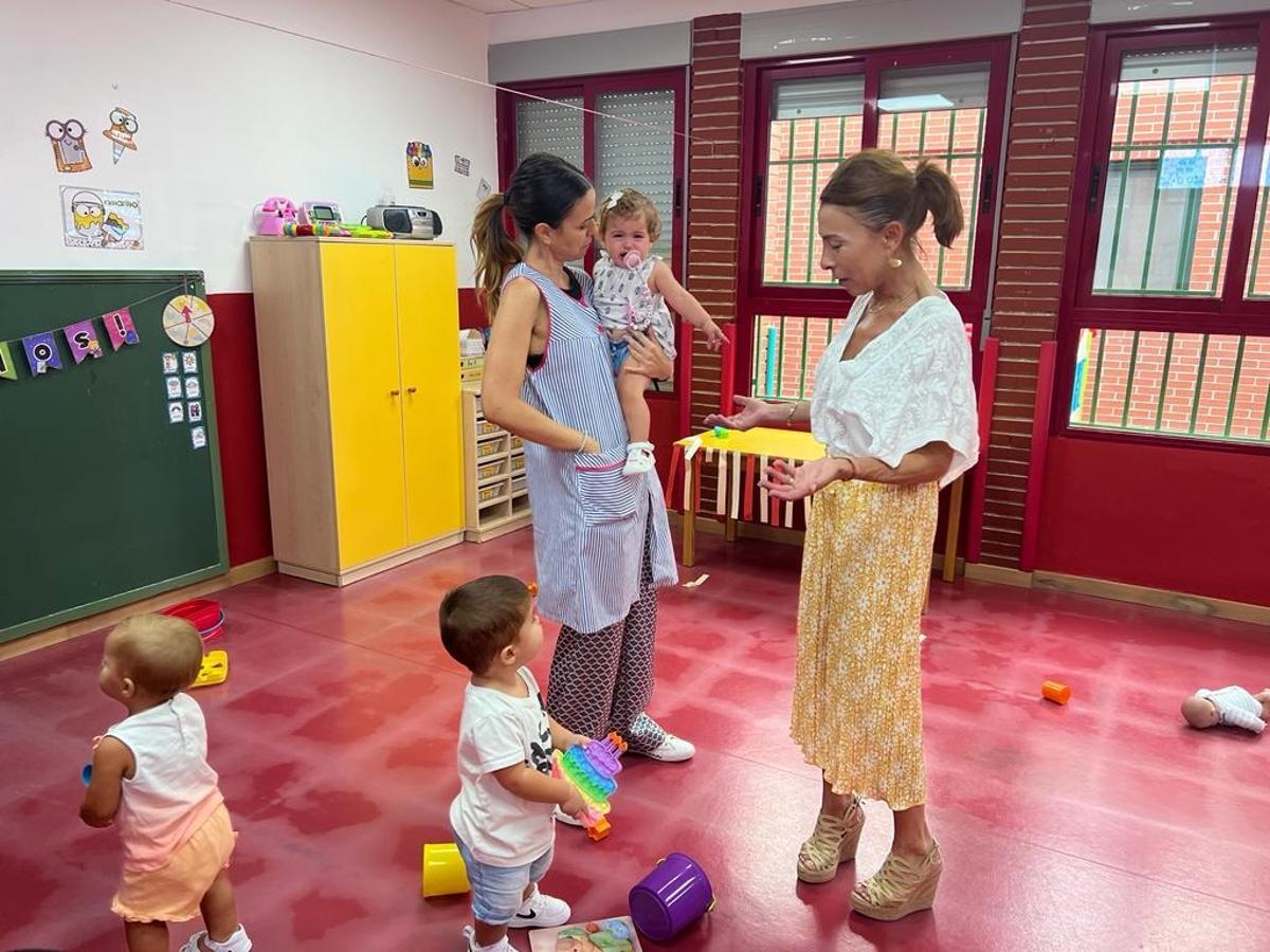 La concejal Rosa Cervera de Benaguasil visita la escuela infantil.
