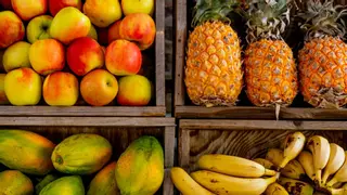 Si te sientes hinchado, sufres de acné y no tienes energía, estas son las 2 frutas que no pueden faltar en tu nevera y que recomiendan los expertos