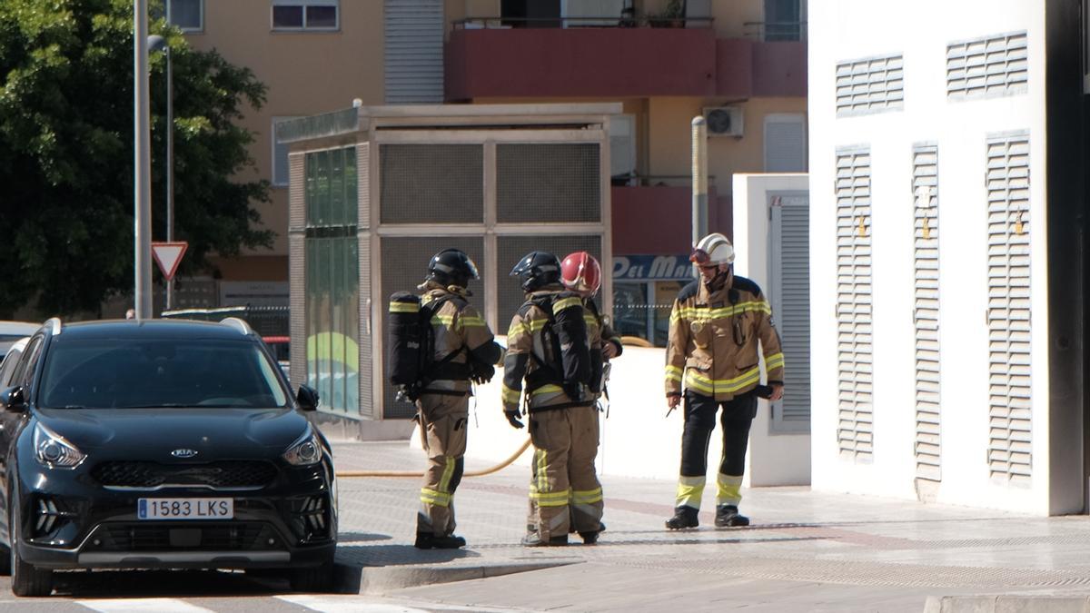 Las imágenes del incendio del aparcamiento del Cetis en Ibiza
