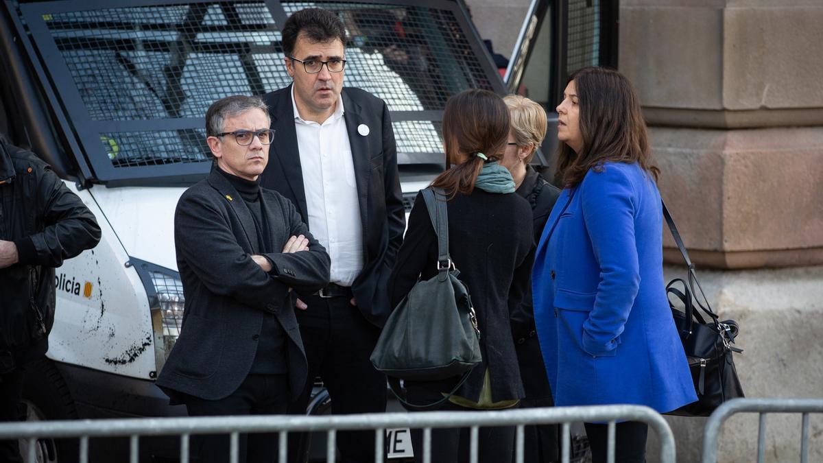 El diputado de ERC en el Parlament y exsecretario general de Vicepresidencia y Economía de la Generalitat, Josep Maria Jové (i), y el también diputado y exsecretario de Hacienda, Lluís Salvadó (d) ante el TSJC