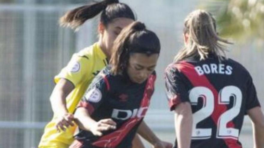 Paula maniobra amb la pilota marcada per Sheila | LA LIGA