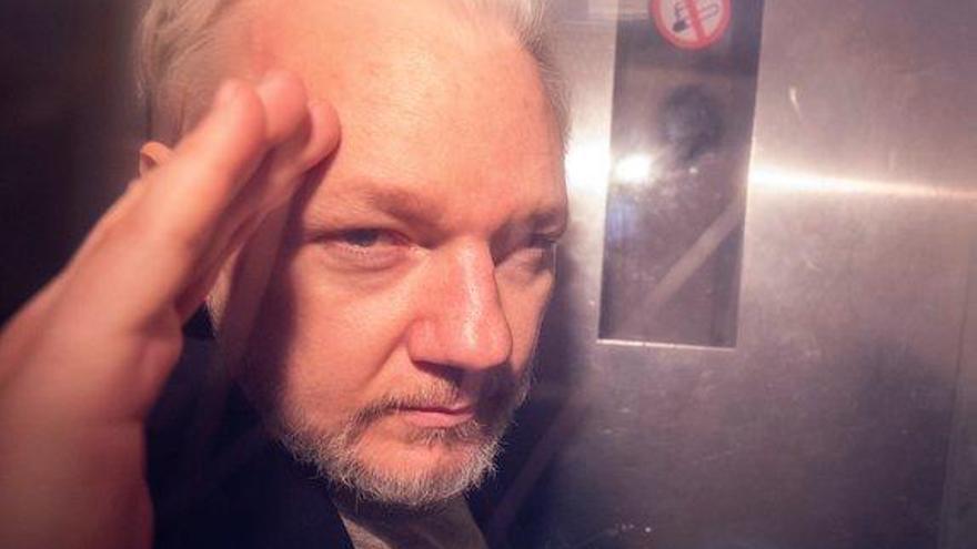 Assange es acusado de haber interferido en elección de EEUU desde embajada