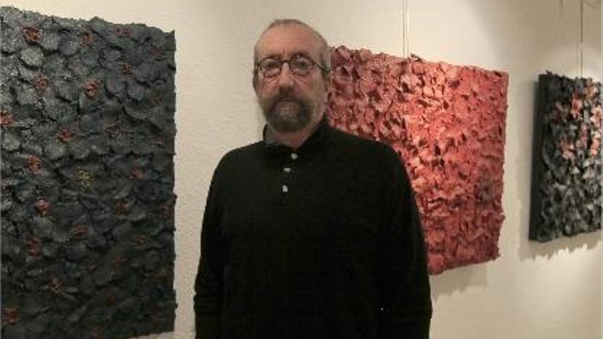 Paco Munyoç, junto a una de sus obras en la muestra de la Galería del Palau de Valencia.