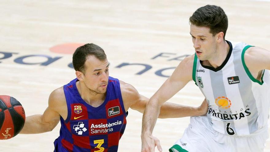 El base canadiense del Barça, Kevin Joseph Pangos, es defendido por el alero del Joventut de Badalona, Xabi López-Arostegui.