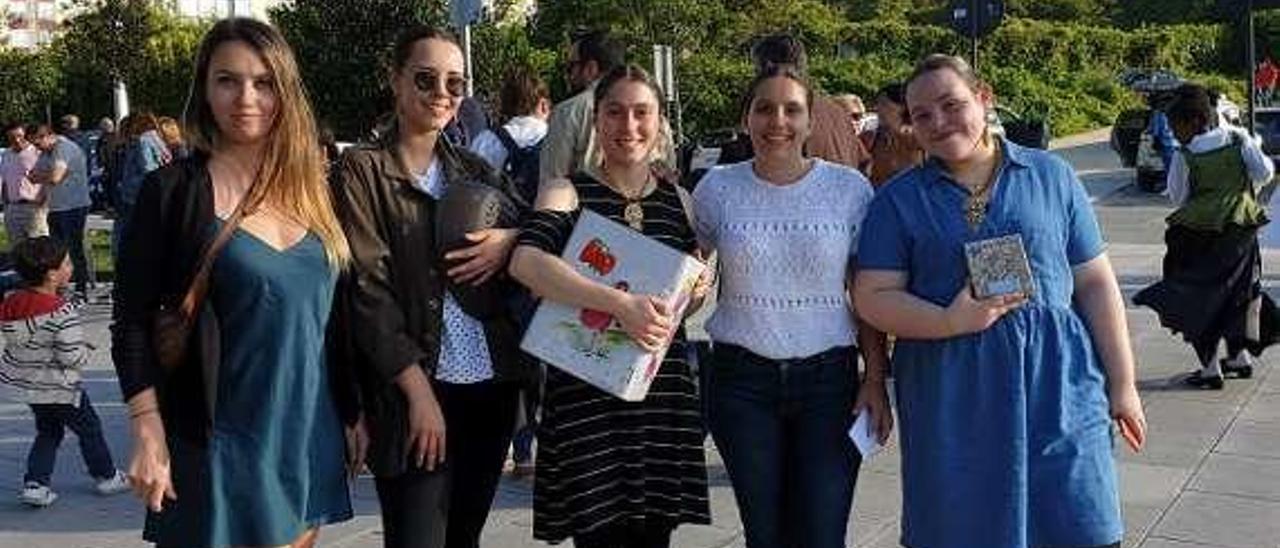 Dos premios para las chicas de Lina e Lola - Las pandereteiras de Lina e Lola, del grupo Peis D&#039;Hos, consiguieron el segundo premio en la categoría C del concurso de Xacarandaina y el primero en la misma categoría en el Soalleira de Dorrón.