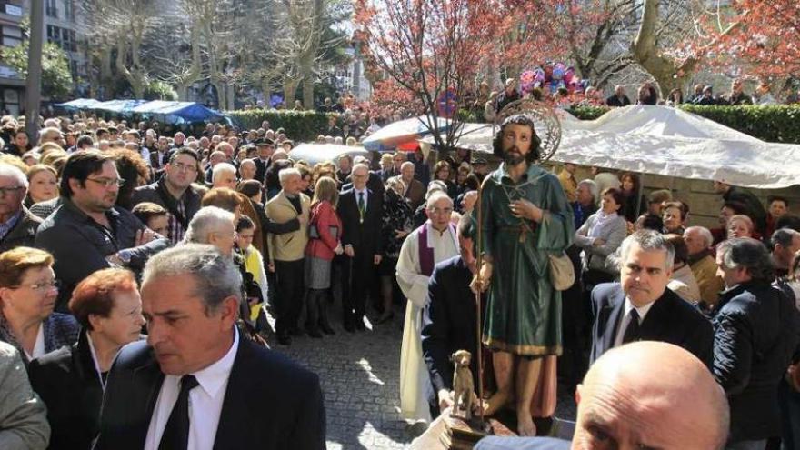 El sant,o a su llegada a la entrada de la iglesia de los Franciscanos. // Jesús Regal