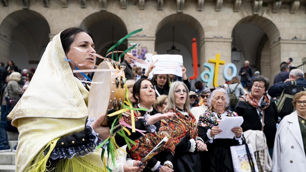 La Plaza Mayor de Cáceres se llena de  manifestaciones culturales del mundo rural durante JATO.