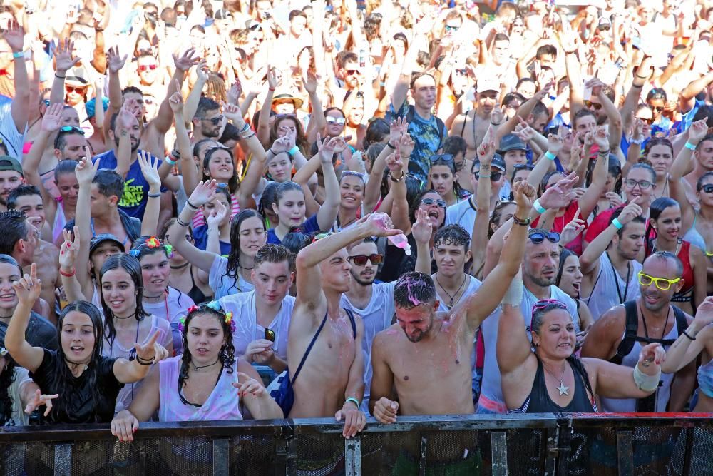 Cientos de personas reciben un baño de color en el festival Midnight Paint Party de Praia América