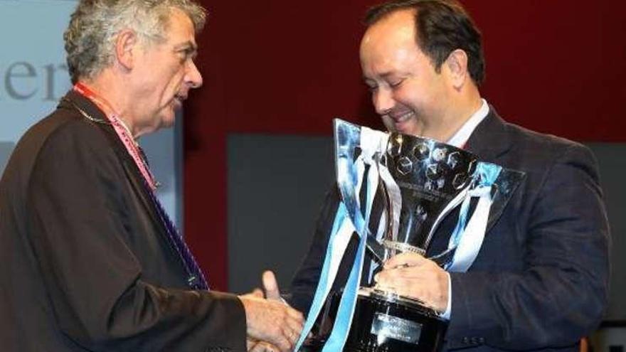 Menéndez Vallina, presidente de Oviedo, recibe la Copa de campeón de Segunda B de manos de Ángel María Villar.
