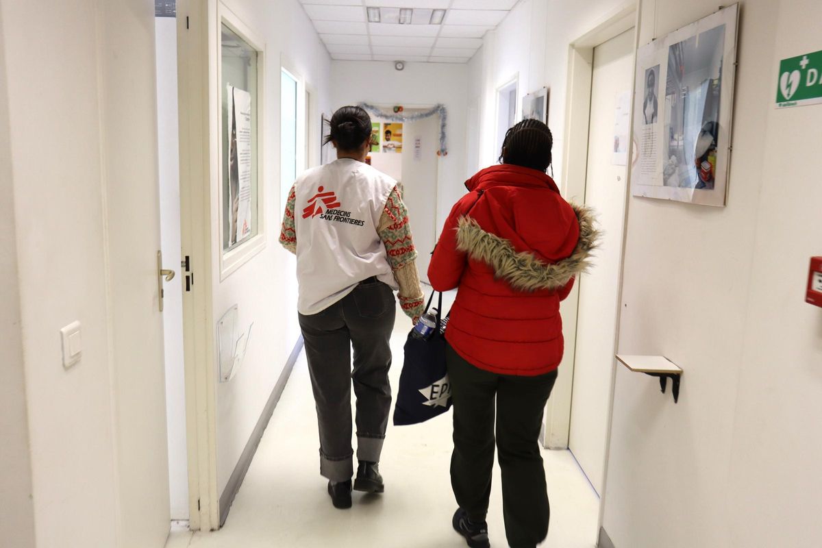 Una trabajadora de MSF acompaña a una menor no acompañada recién llegada al centro de Patin.