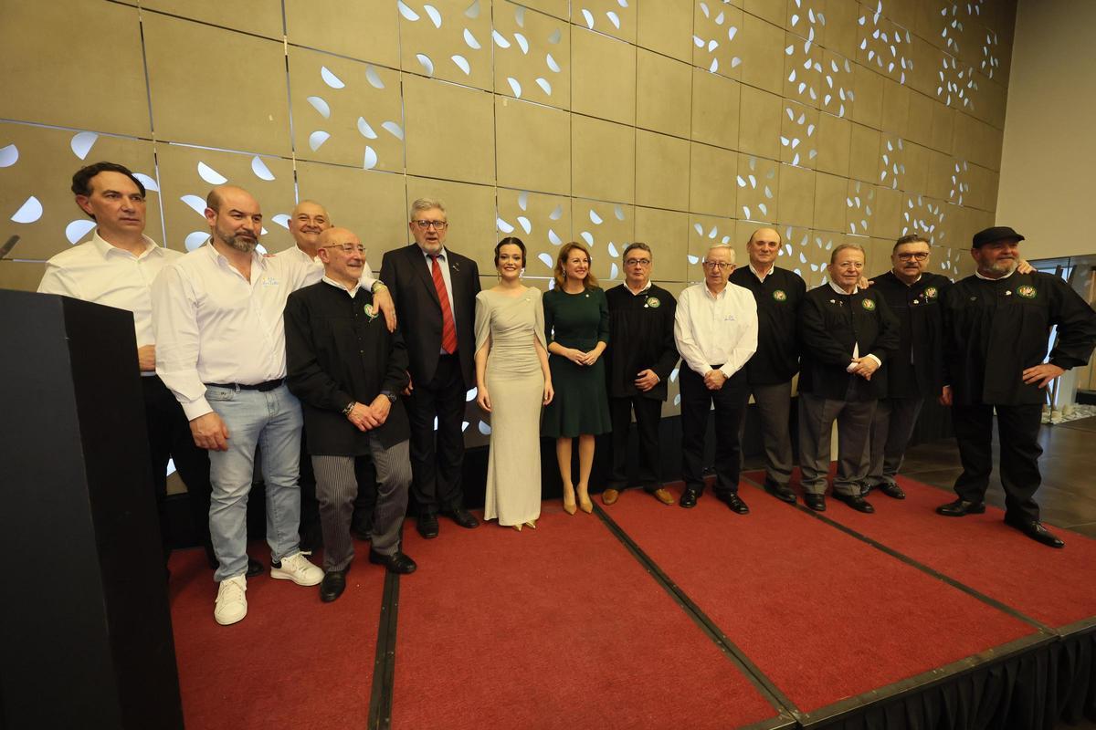 Galería de imágenes: La Filà d'En Trilles recibe el Voladoret d'Or de la Colla del Rei Barbut