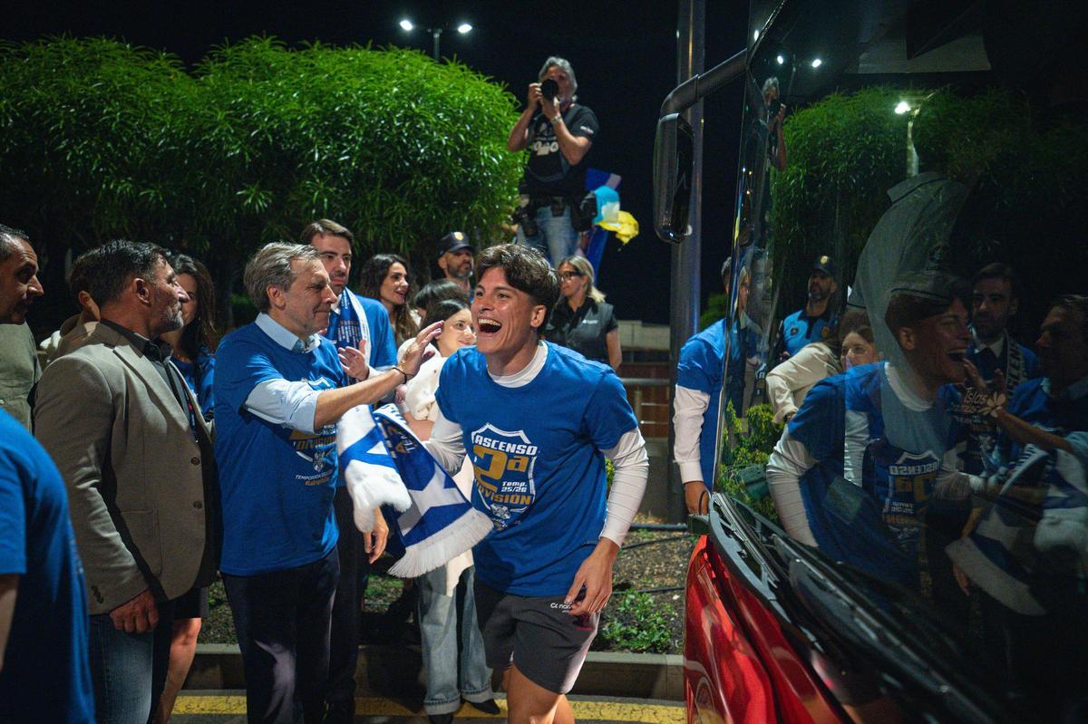 La plantilla del CD Tenerife llega al Cabildo para celebrar el ascenso con la afición blanquiazul La plantilla del CD Tenerife llega al Cabildo para celebrar el ascenso con la afición blanquiazul