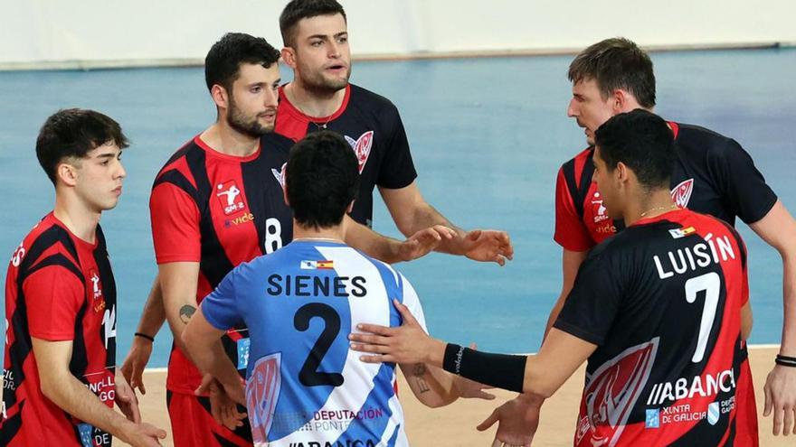 Los jugadores del Vigo, durante el partido de ayer. // MARTA G.BREA